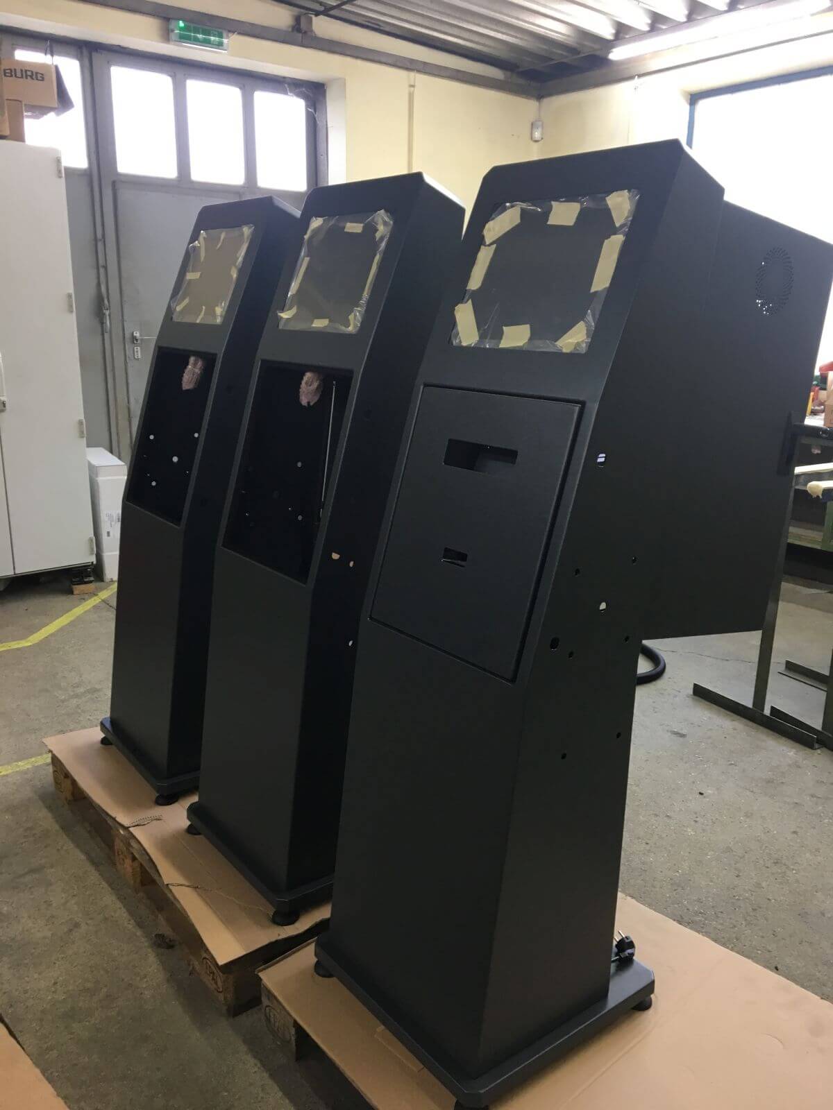 Schaltschränke / Schranksysteme, Standpulte für Österreich, Deutschland